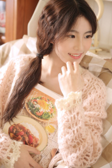 女性高级感白色游泳衣